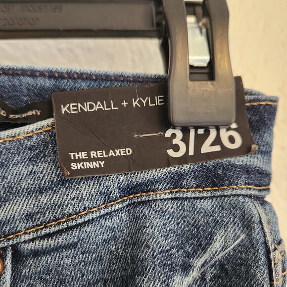 Kendall + Kylie Women's size 3/26 The Relaxed Skinny Distressed Jeans NWT‎ - Picture 3 of 8